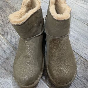 New Gold Bearpaw Sheepskin Boots - Size 7